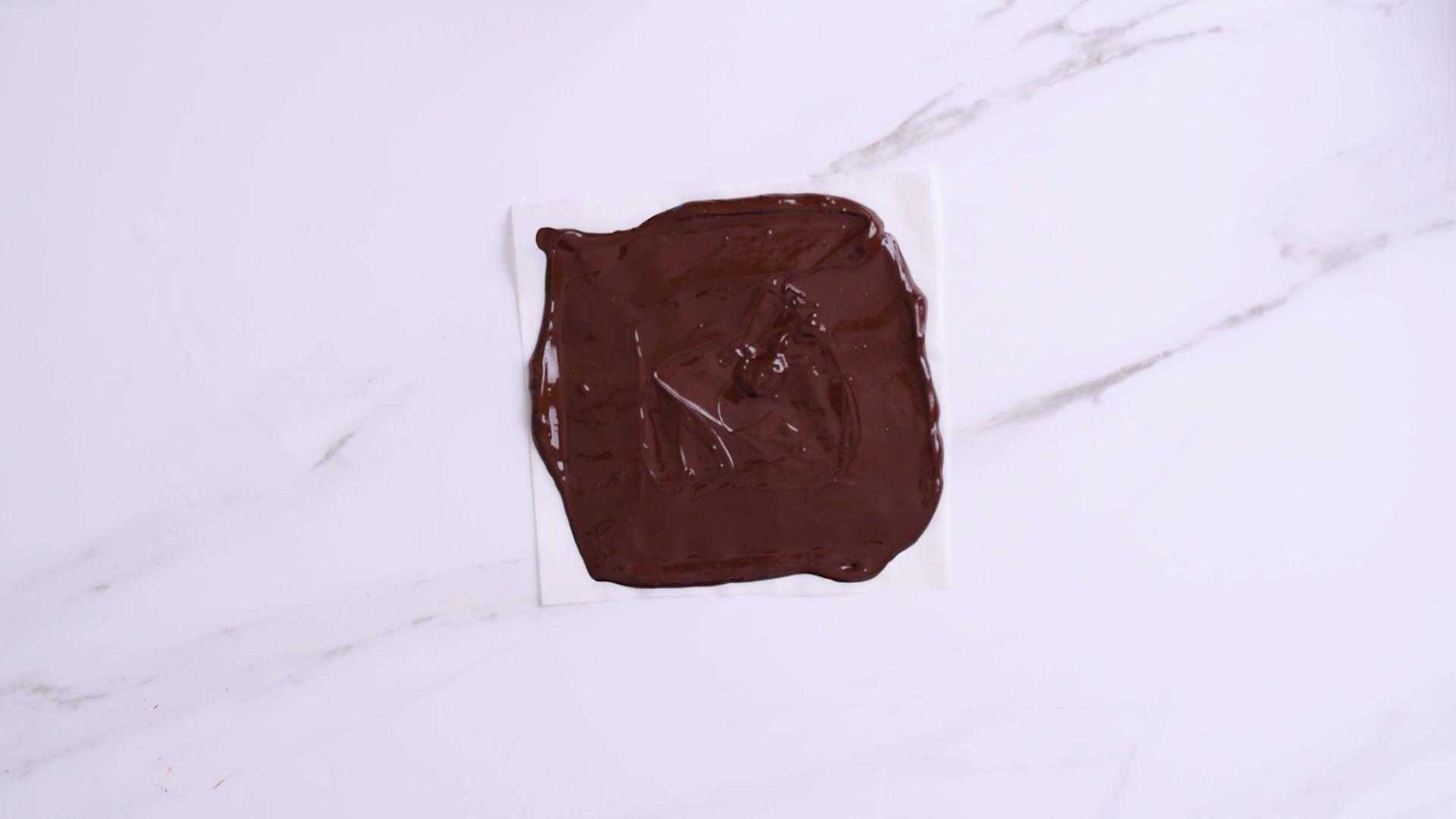 Repetir esto hasta que el chocolate esté totalmente derretido, tener cuidado de calentarlo de más porque puede llegar a quemarse.