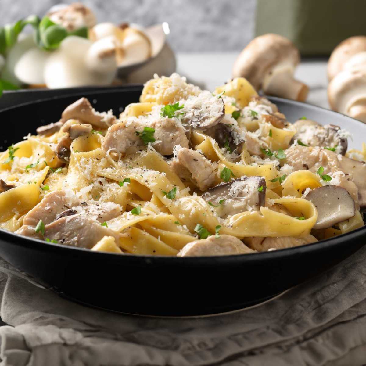 Pasta Alfredo con Pollo y Champiñones