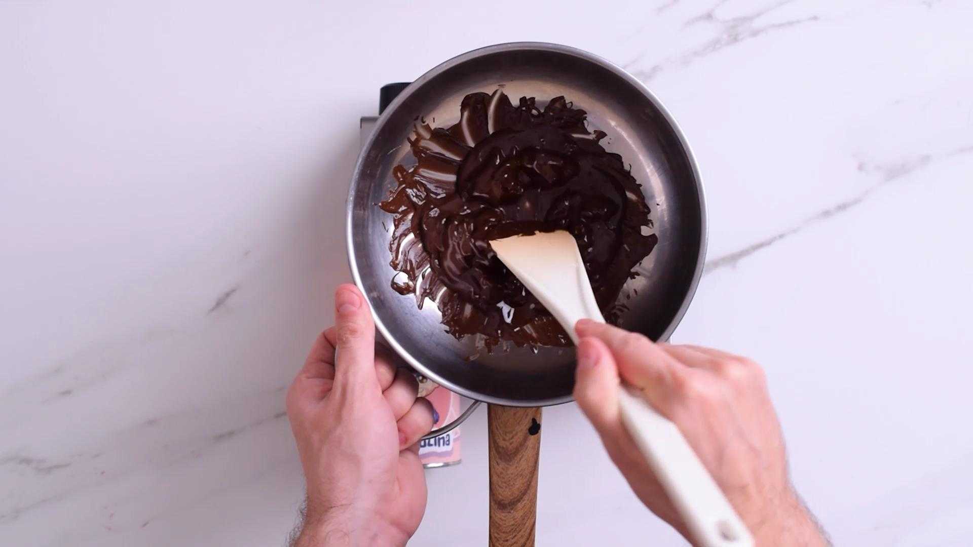 Poner un bol metálico arriba con el chocolate y remover hasta que llegue a estar derretido, retirar. (El bol metálico no debe llegar a estar en contacto con el agua)